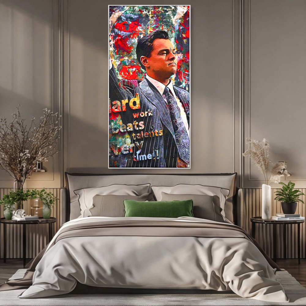 Tablou canvas cu tablou canvas cu leonardo dicaprio si mesaj motivational, in rama de aluminiu argintiu, pe perete intr-un dormitor